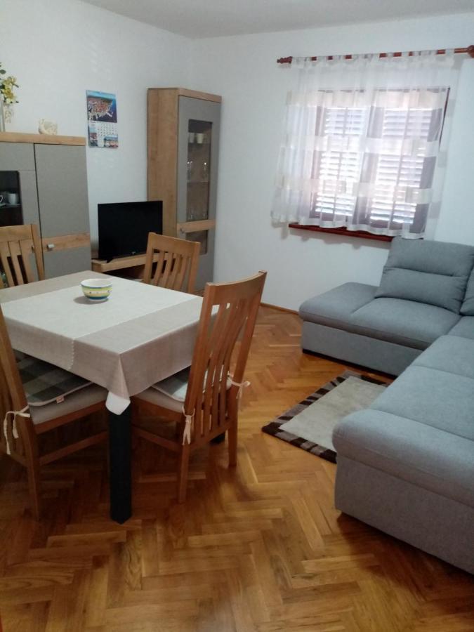 Park Apartment Pridraga Luaran gambar